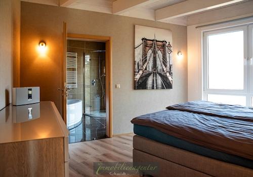 Schlafzimmer mit Bad en suite