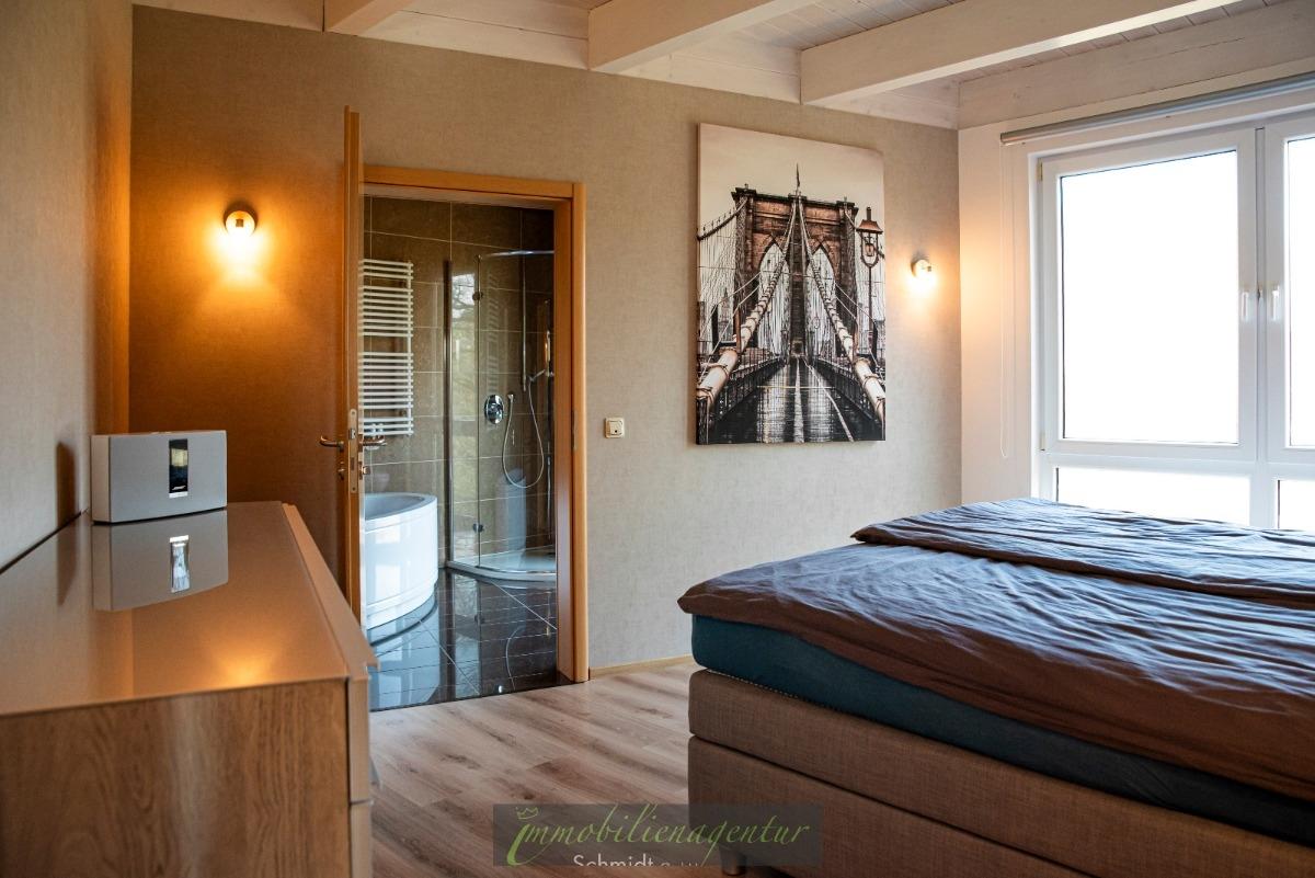 Schlafzimmer mit Bad en suite