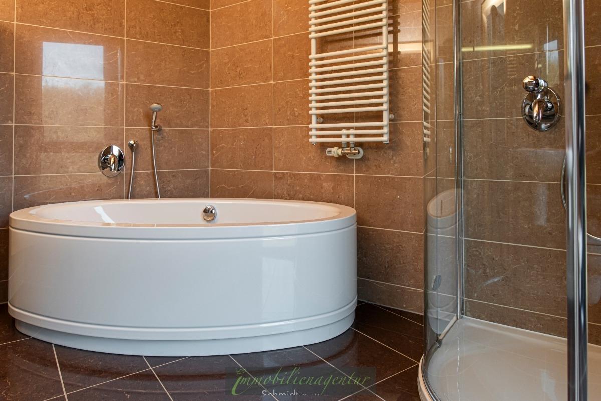 EG - großes Bad mit Badewanne