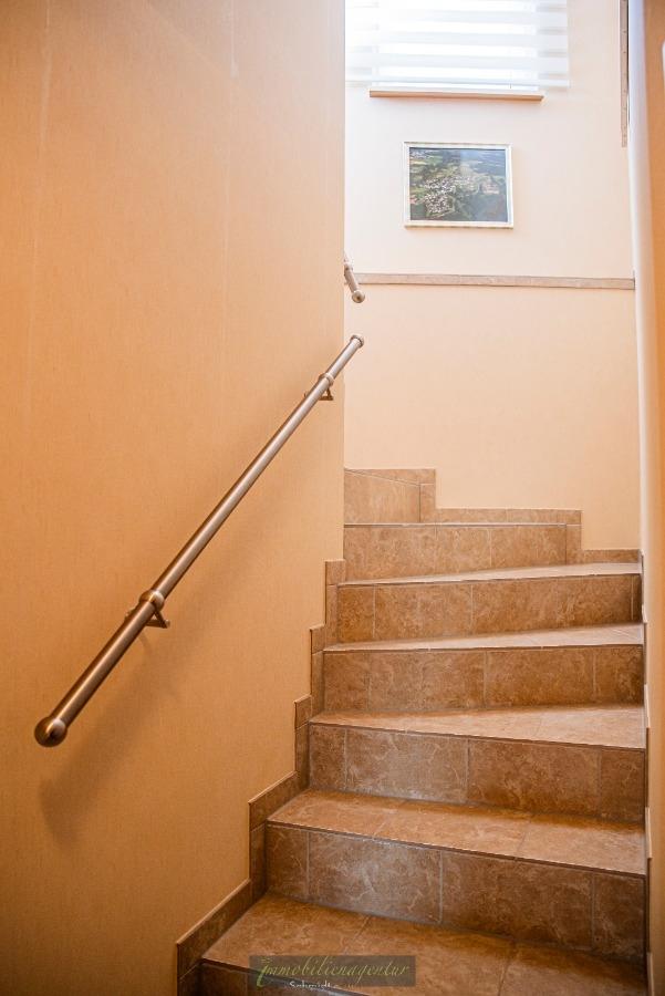 Treppe zum Untergeschoss