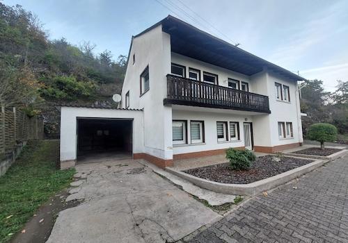 Aussenaufnahme mit Garage