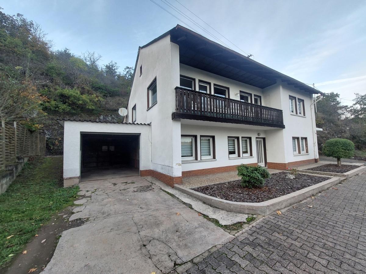 Aussenaufnahme mit Garage