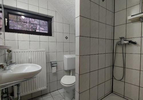 Bad mit Dusche im Erdgeschoss