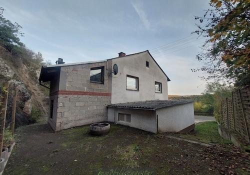 Rückseitig des Hauses - Garagendach rechts