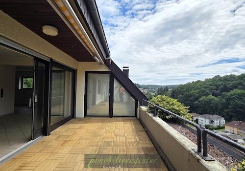 Loggia mit Markise und Panoramablick