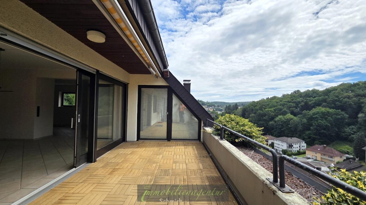 Loggia mit Markise und Panoramablick