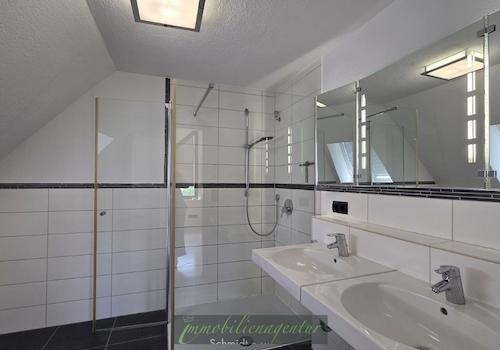obere Wohnebene - Dusch-Badezimmer