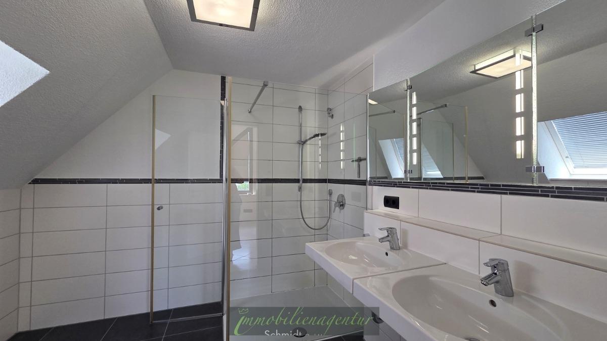 obere Wohnebene - Dusch-Badezimmer