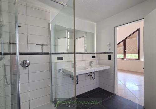 obere Wohnebene - Bad en suite mit Blick ins Schlafzimmer