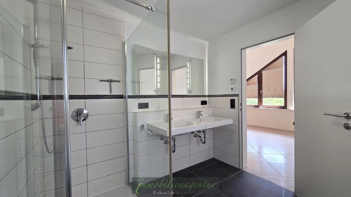 obere Wohnebene - Bad en suite mit Blick ins Schlafzimmer