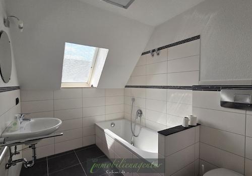 obere Wohnebene - Bad mit Wanne
