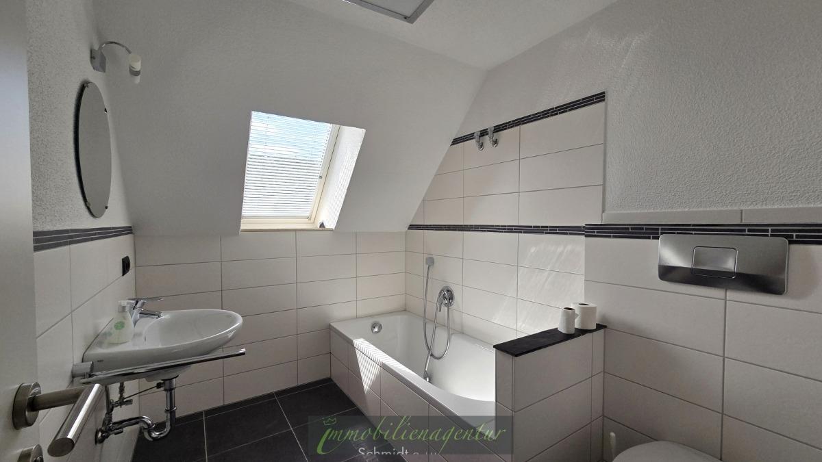 obere Wohnebene - Bad mit Wanne