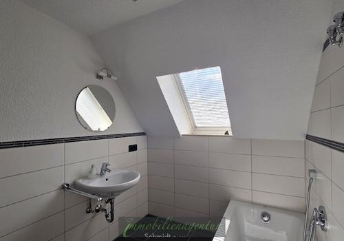 obere Wohnebene - Bad mit Wanne