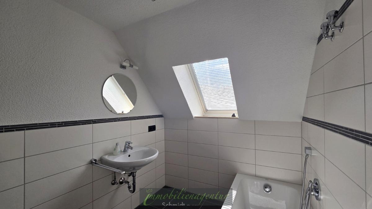 obere Wohnebene - Bad mit Wanne