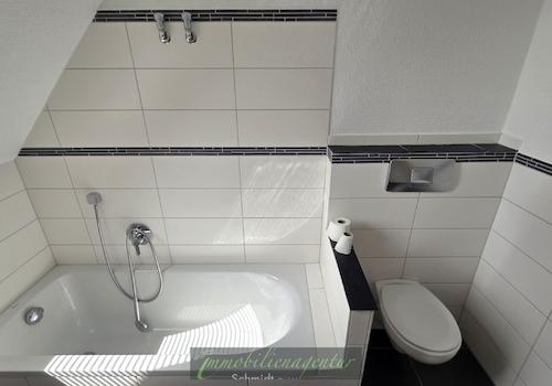 obere Wohnebene - Bad mit Wanne