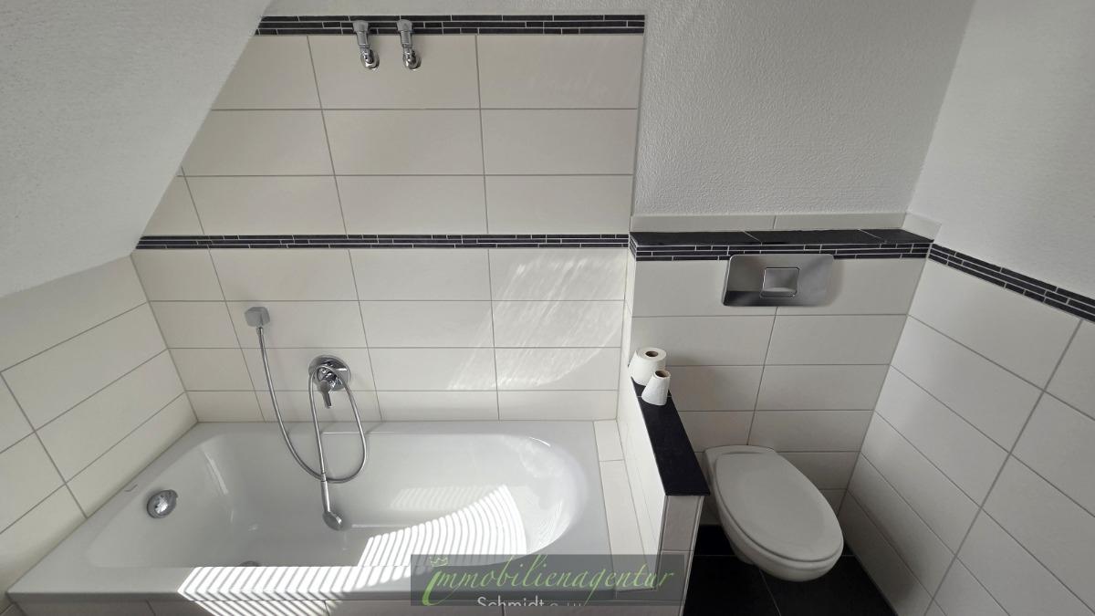 obere Wohnebene - Bad mit Wanne