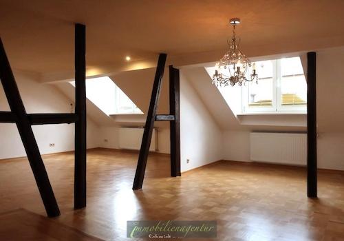 Abteilen der Wohnbereiche durch alte Sichtholzbalken
