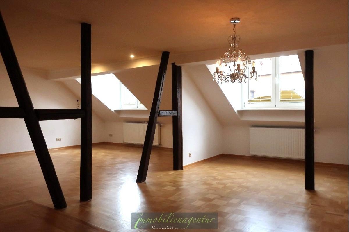 Abteilen der Wohnbereiche durch alte Sichtholzbalken