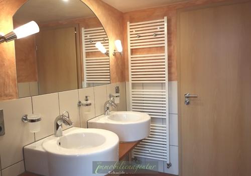 Badezimmer mit 2 Waschplätzen und Dusche