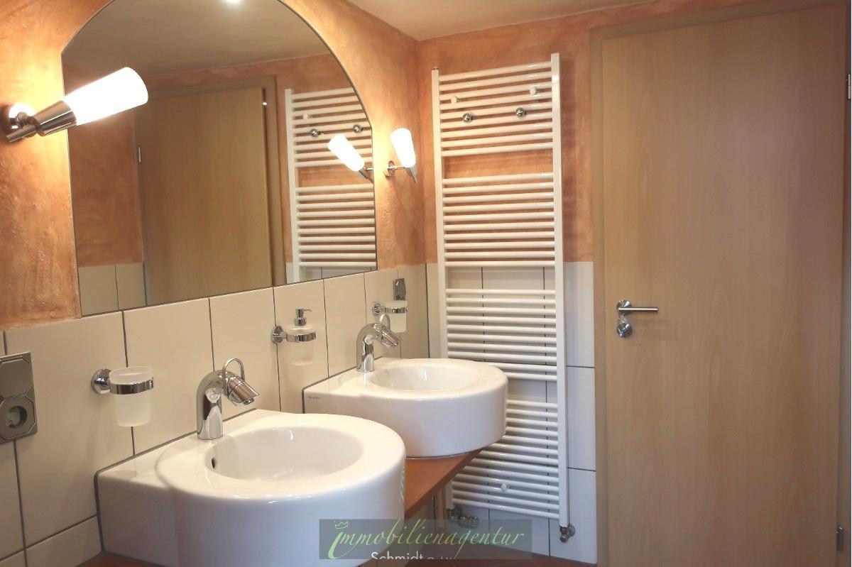 Badezimmer mit 2 Waschplätzen und Dusche
