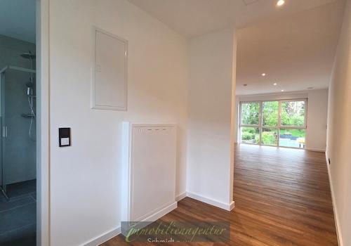 Entree - links Badezimmer