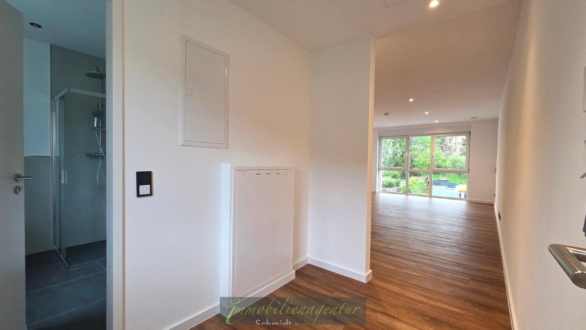 Entree - links Badezimmer