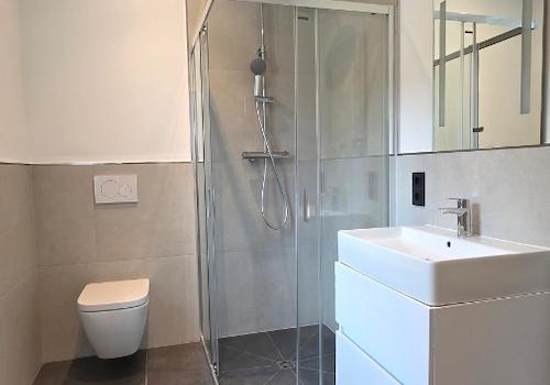 Bad mit Dusche - WC - Waschtisch