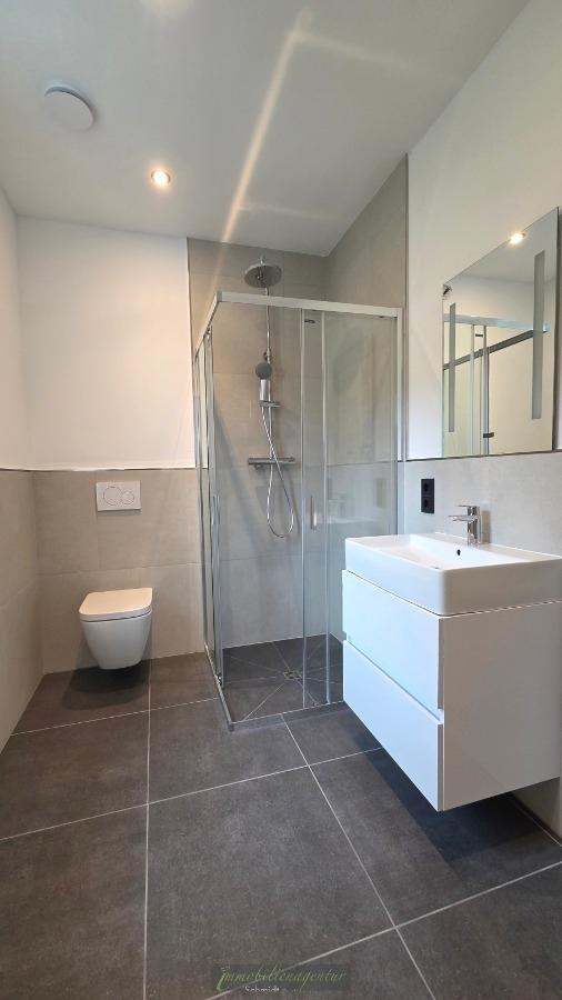 Bad mit Dusche - WC - Waschtisch
