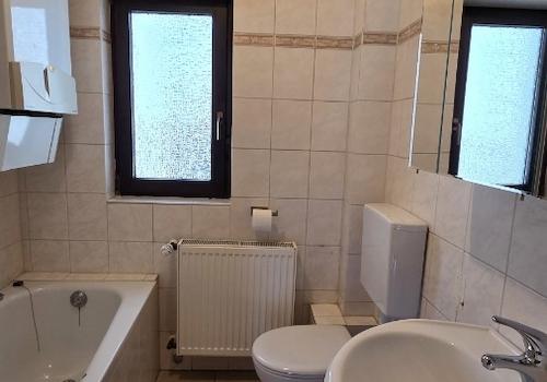 Bad mit Wanne und Tageslicht