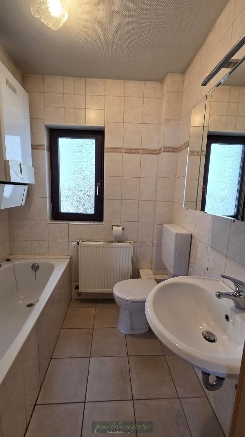 Bad mit Wanne und Tageslicht