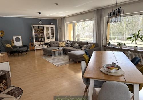 Wohn-Esszimmer mit Zugang z. Balkon