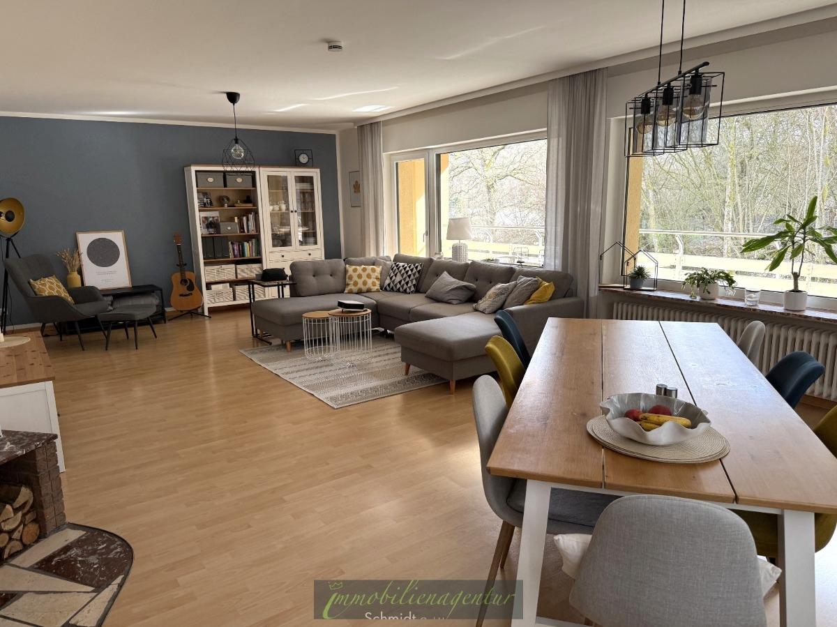 Wohn-Esszimmer mit Zugang z. Balkon