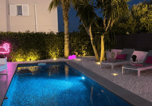 Poolbereich bei Nacht
