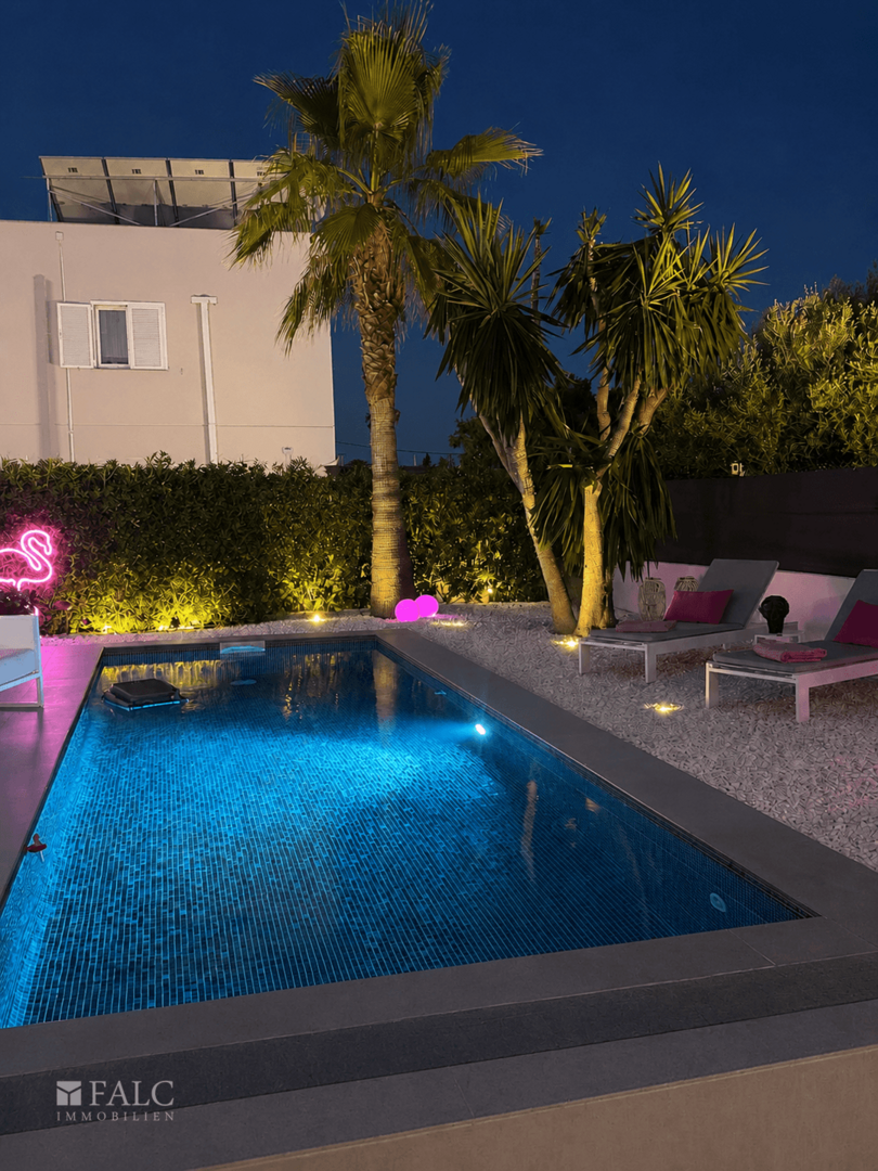 Poolbereich bei Nacht
