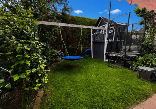 Garten mit Spielhaus