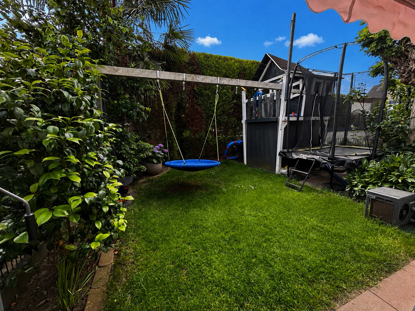 Garten mit Spielhaus