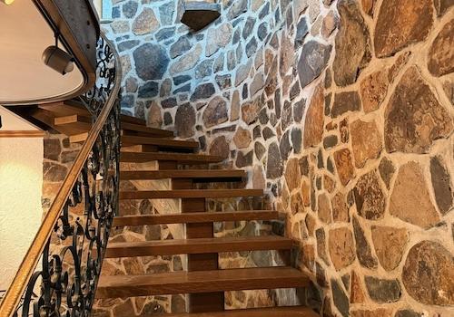 Treppe ins OG mit Basaltmauer