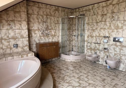 Masterbad mit Wanne und Dusche