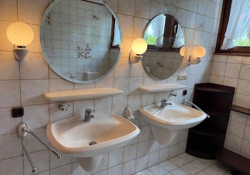 Duschbad mit 2 Waschbecken