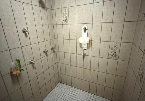 Dusche im Wellnessbereich