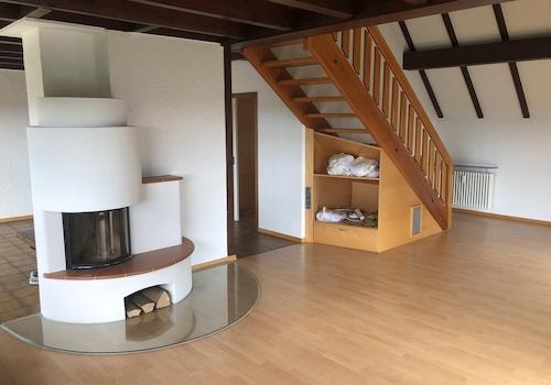 Wohnzimmer und Treppenaufgang