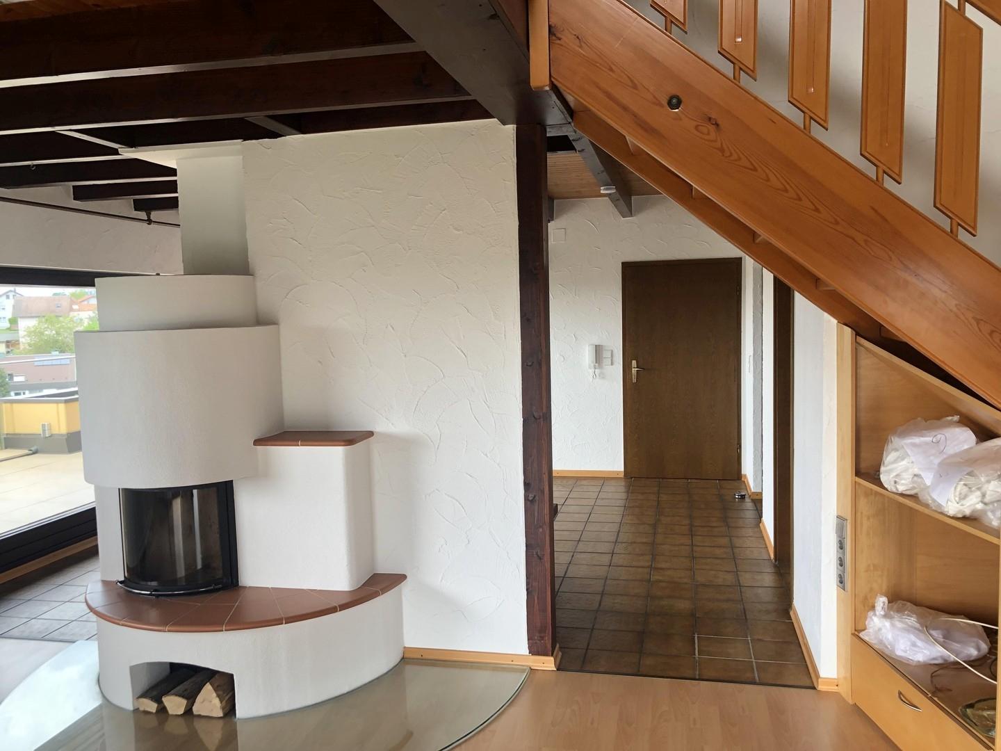 Wohnzimmer mit offenem Kamin