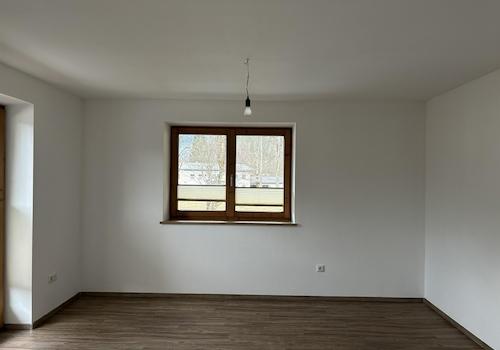 Wohnzimmerfenster mit Plissee