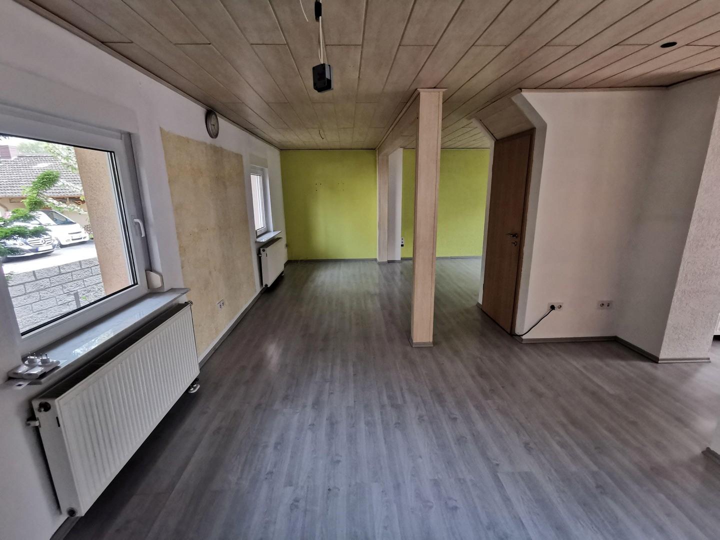 Blick von der Küche zum WZ
