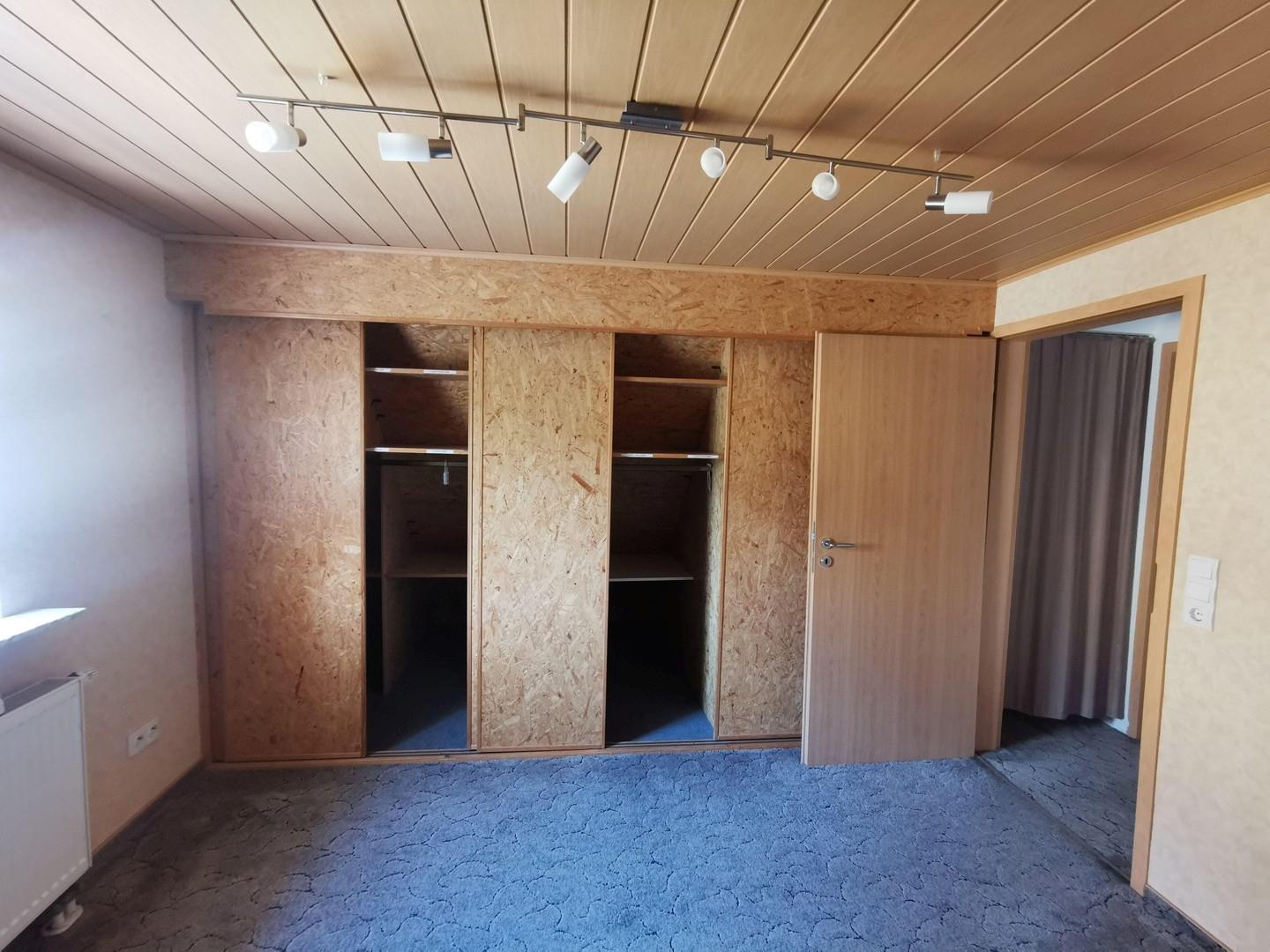 Schlafzimmer 1 mit Einbauschra