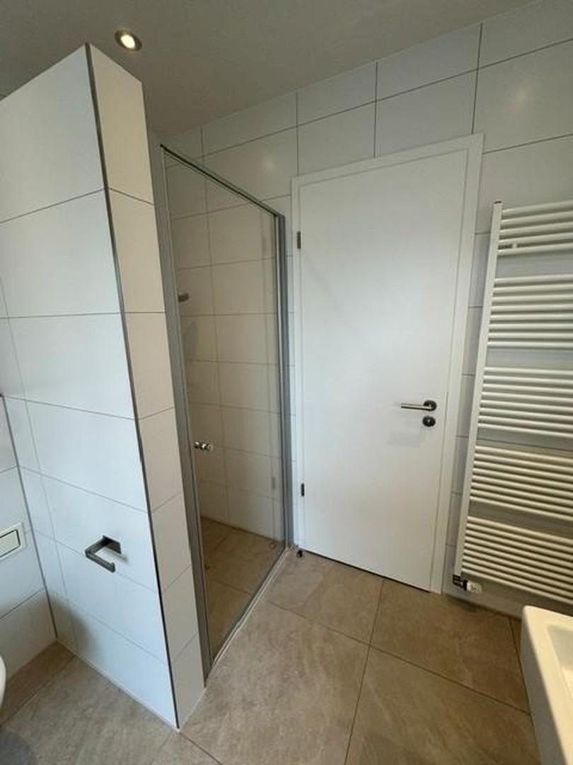 Dusche mit Glasabtrennung