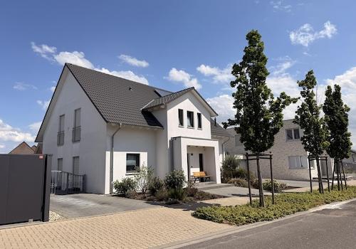Straßenansicht - Zufahrtsseite