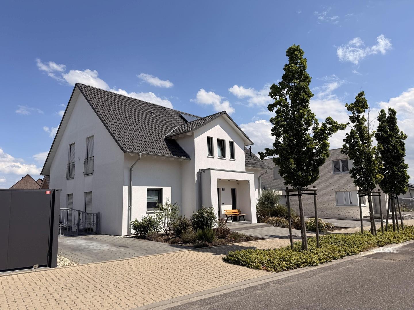 Straßenansicht - Zufahrtsseite