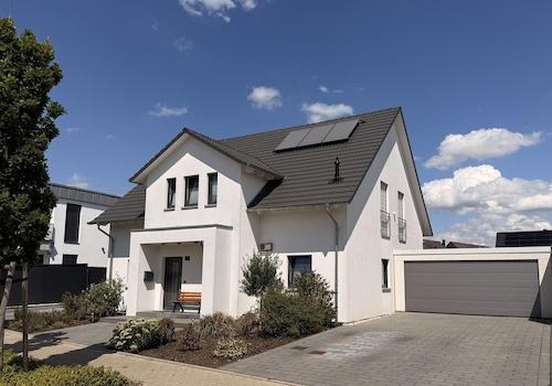 Straßenansicht mit Garage