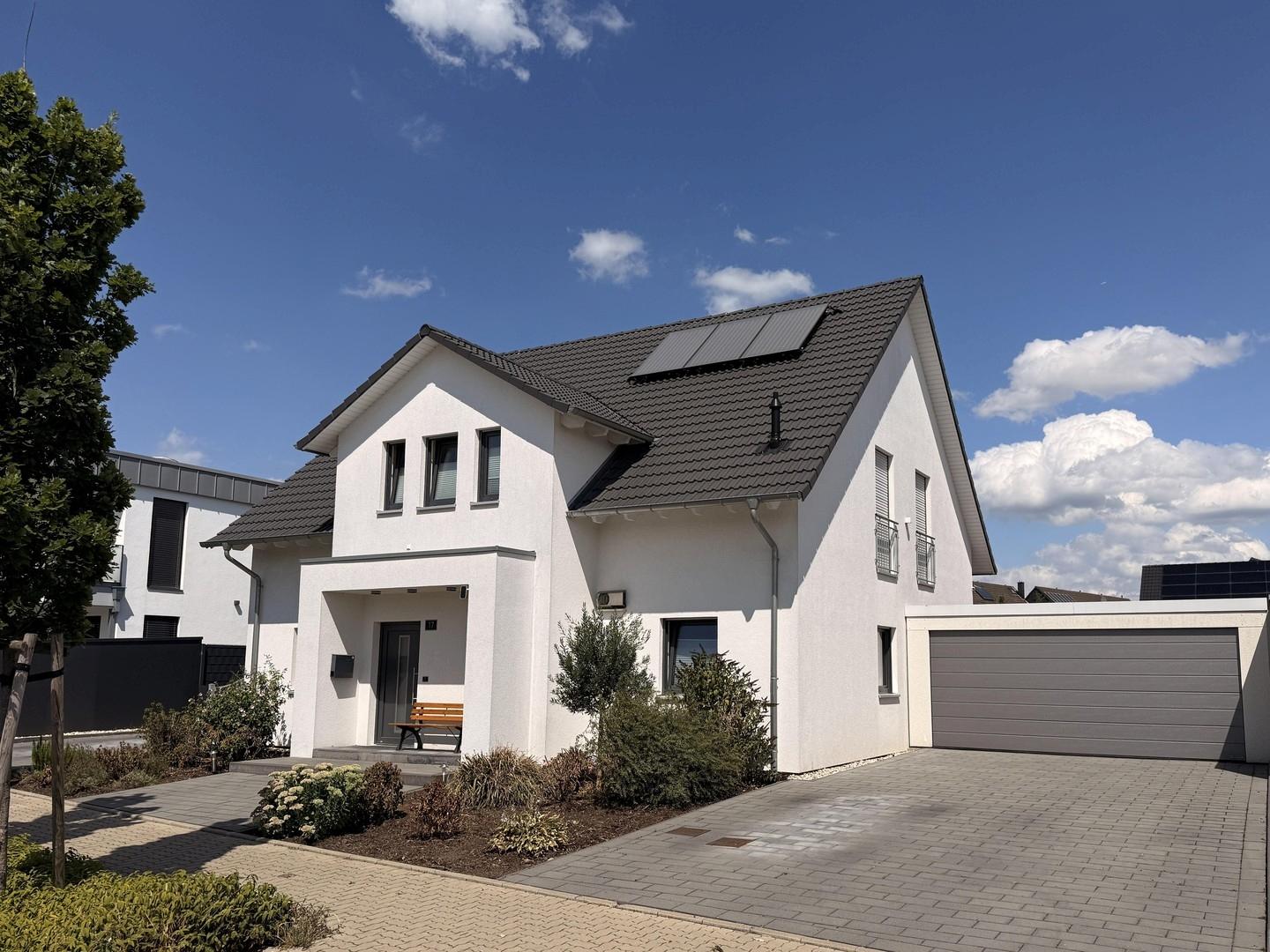 Straßenansicht mit Garage